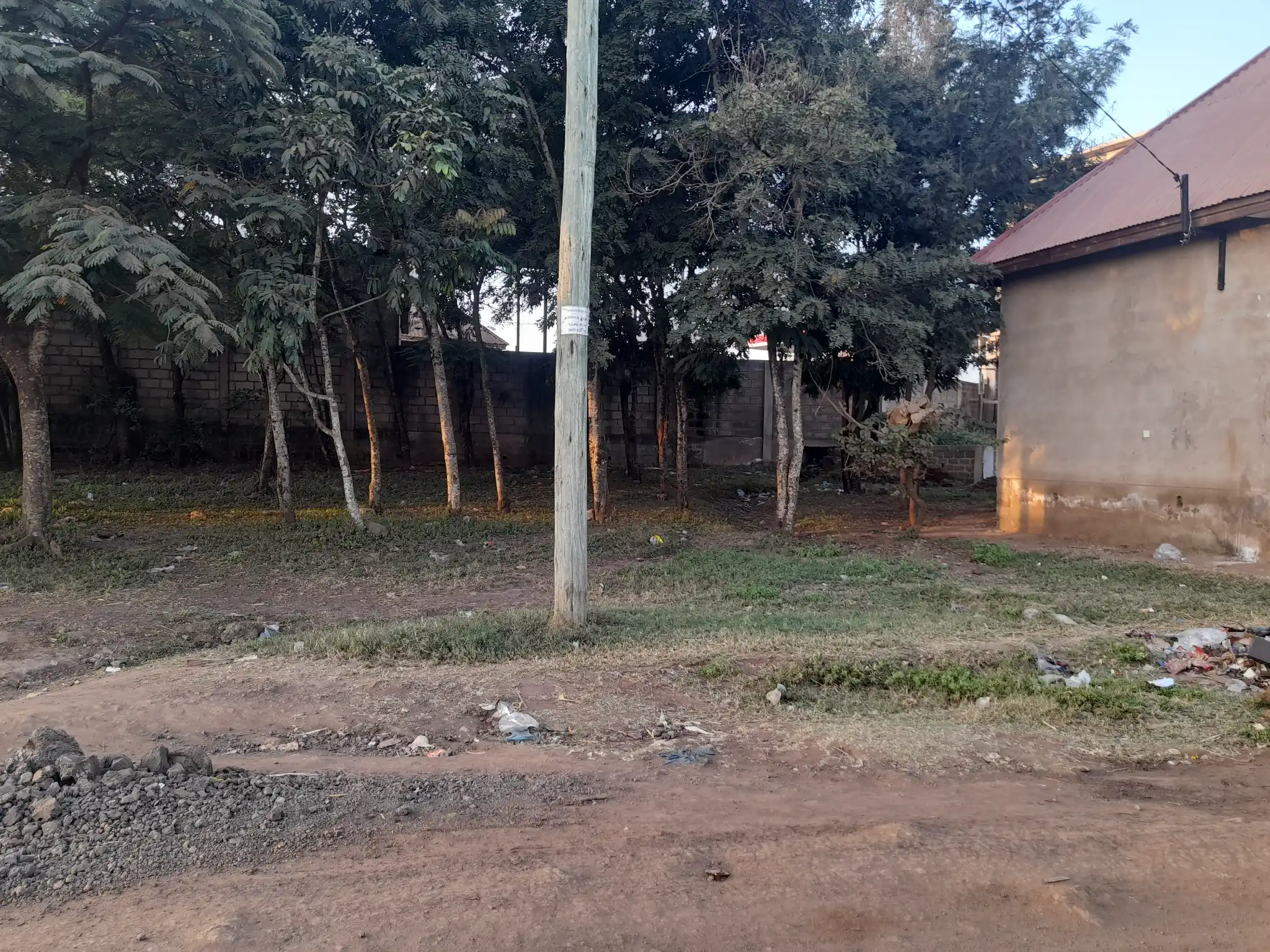 Kiwanja cha Biashara 20m x 20m kwa Maduka na Vyumba vya Kupangisha – Kiserian Madukani