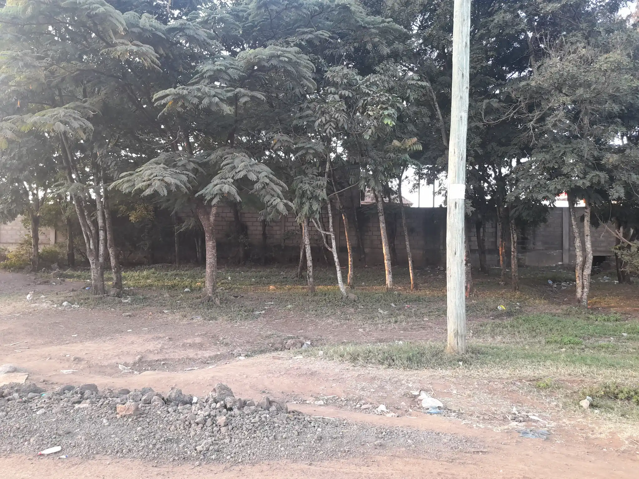 Kiwanja cha Biashara 20m x 20m kwa Maduka na Vyumba vya Kupangisha – Kiserian Madukani