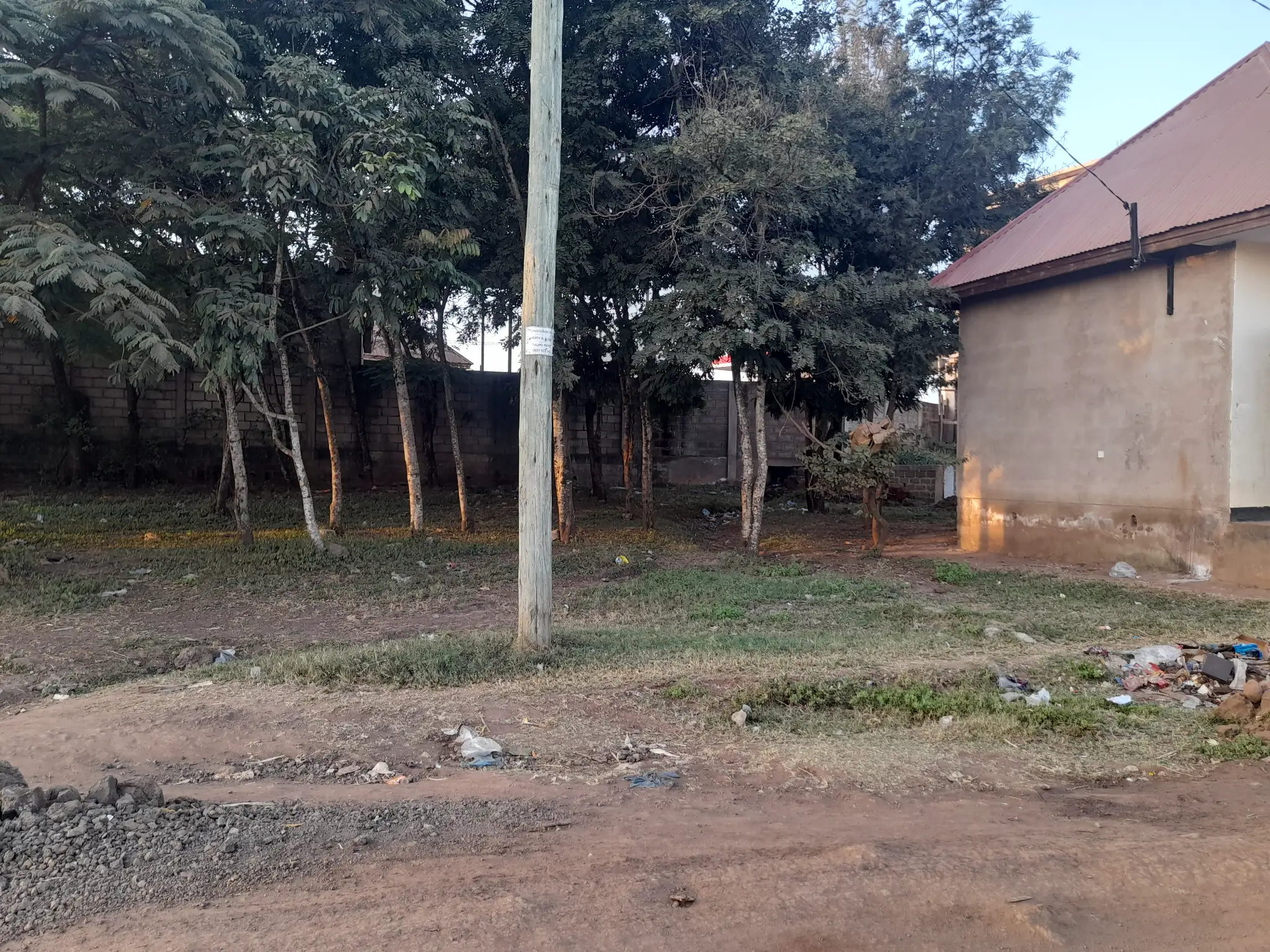Kiwanja cha Biashara 20m x 20m kwa Maduka na Vyumba vya Kupangisha – Kiserian Madukani