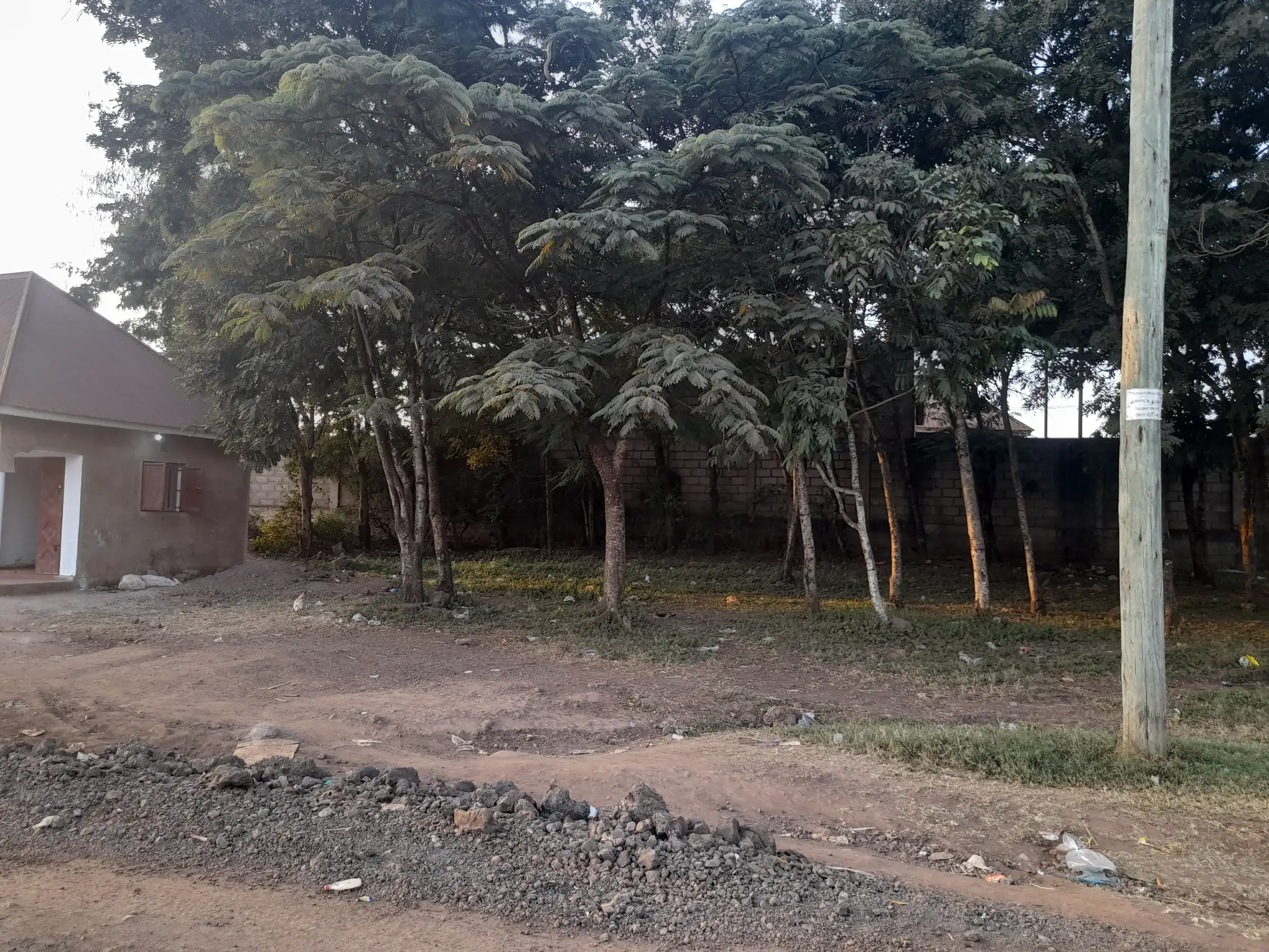 Kiwanja cha Biashara 20m x 20m kwa Maduka na Vyumba vya Kupangisha – Kiserian Madukani