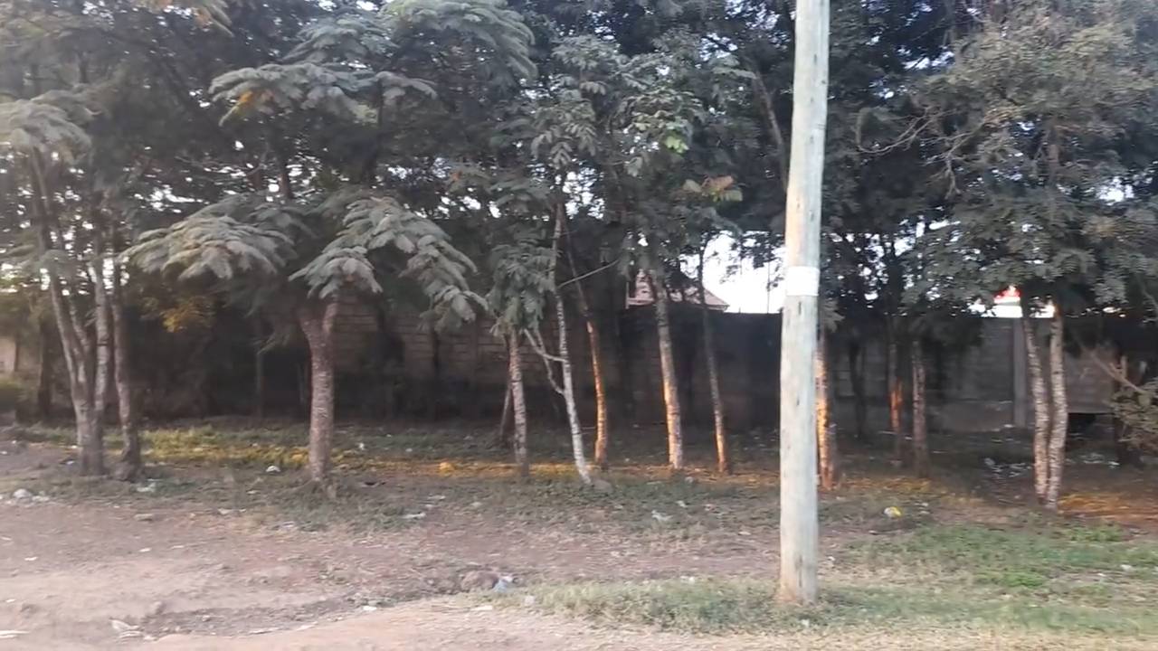 Kiwanja cha Biashara 20m x 20m kwa Maduka na Vyumba vya Kupangisha – Kiserian Madukani