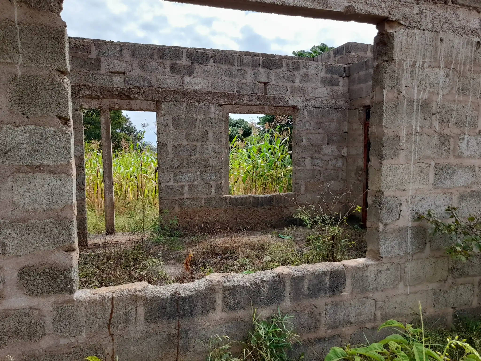 Nyumba tayari kukamilishwa kwenye kiwanja cha 29×43m, Muungano, umbali wa km 1 kutoka barabara kuu