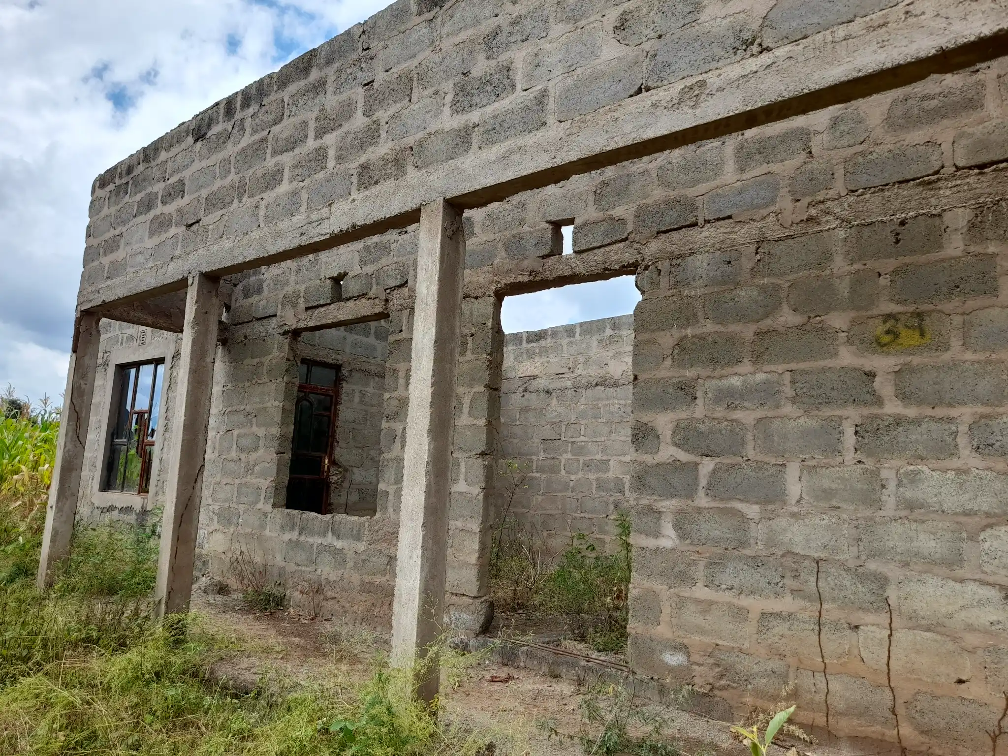 Nyumba tayari kukamilishwa kwenye kiwanja cha 29×43m, Muungano, umbali wa km 1 kutoka barabara kuu