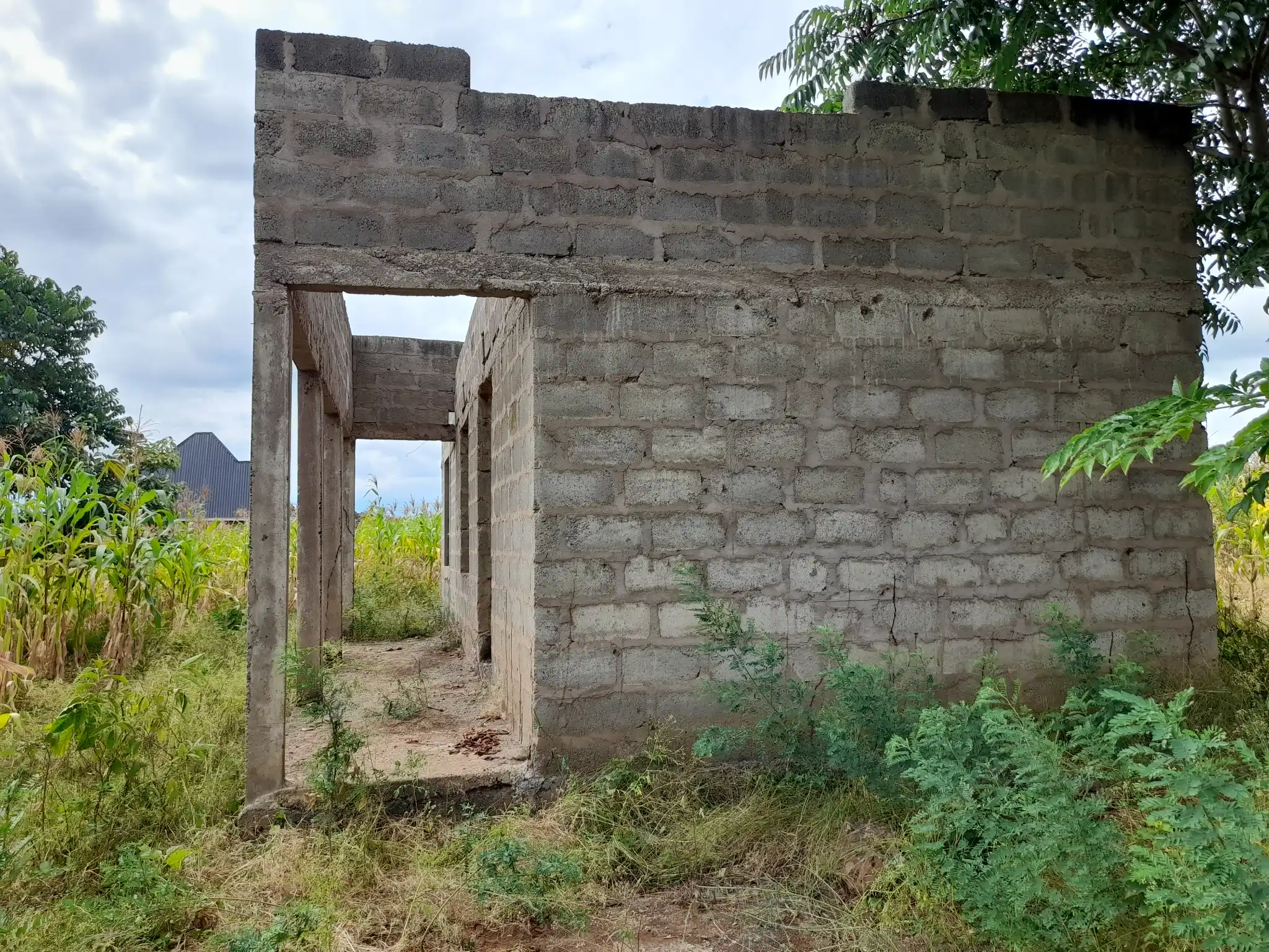Nyumba tayari kukamilishwa kwenye kiwanja cha 29×43m, Muungano, umbali wa km 1 kutoka barabara kuu